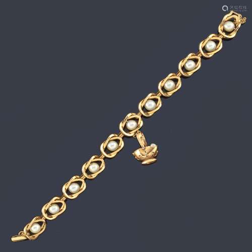 18K yellow gold oval link bracelet with a pearl on…