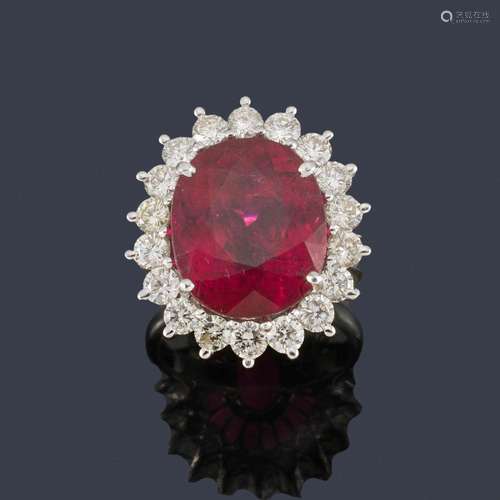 Ring with oval cut rubellite of approx. 10.01 ct w…