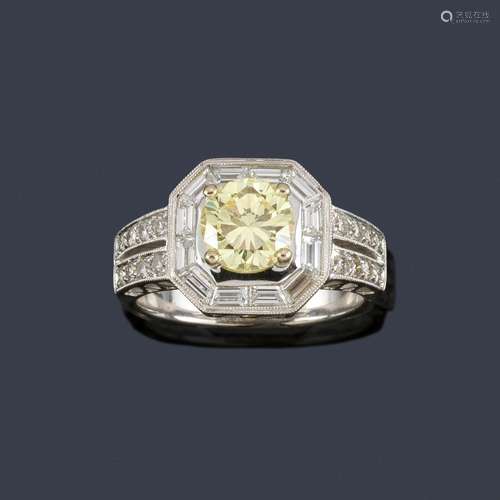 Ring with brilliant fancy light yellow of approx. …