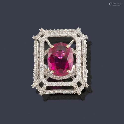 Ring with oval cut rubellite of approx. 6.34 ct wi…