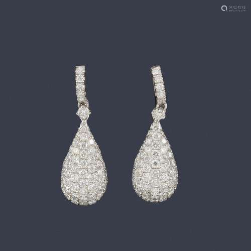 Long earrings with diamonds of approx. 1.77 ct in …