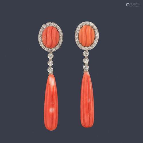 Long earrings with coral and diamonds in 18K white…