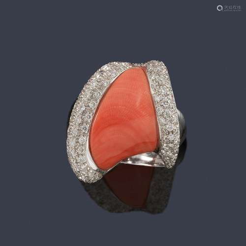 Ring with a wavy motif with a piece of coral and a…