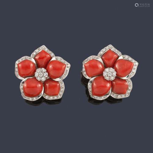 Earrings with a floral motif made of red coral in …