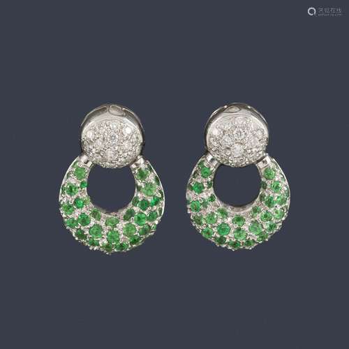 Short earrings with a half moon design in emerald …