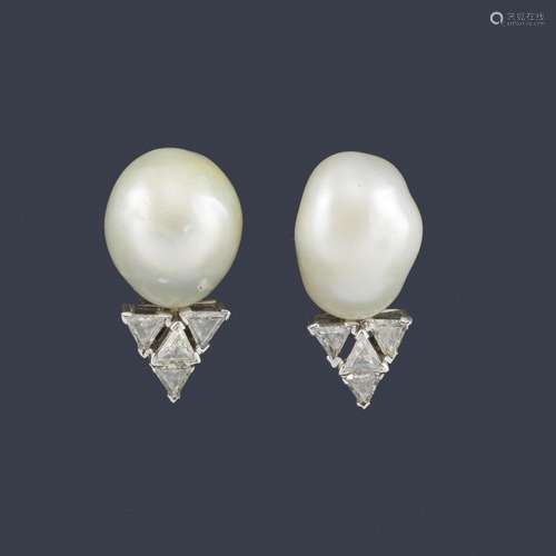 Earrings with a pair of baroque pearls of approx. …