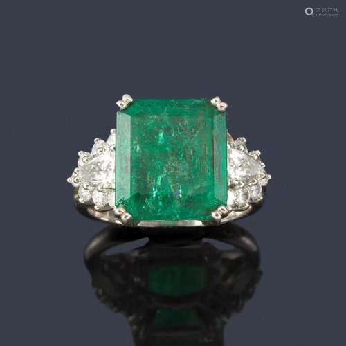 Ring with emerald approx. 7.40 ct with diamonds on…