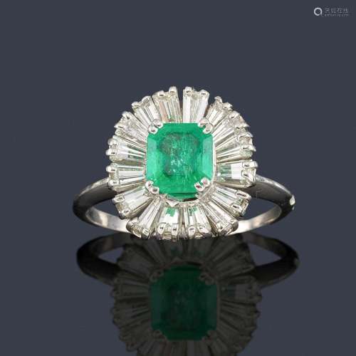 Ring with central emerald of approx. 1.40 ct and a…