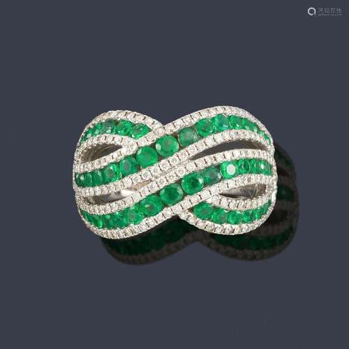 Ring with crossed bands with round cut emeralds an…