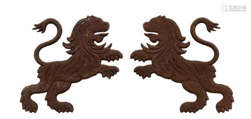 A pair of French cast iron lion plaques, 19th/20th century, ...