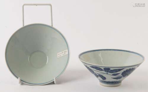 A pair of Chinese blue and white porcelain bowls with lotus ...
