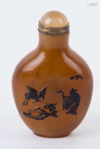 An antique Chinese agate snuff bottle, Qing Dynasty, late 19...