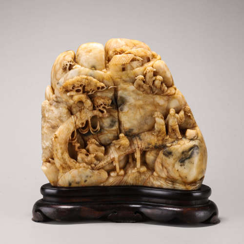 A Shoushan soapstone carved figure ornament