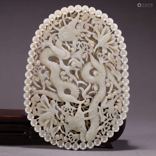 A Hetian jade dragon ornament