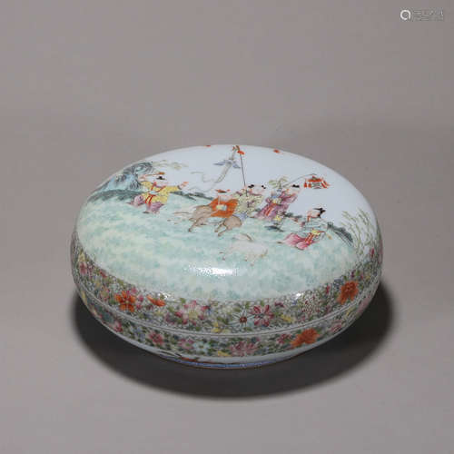 A famille rose figure porcelain powder box