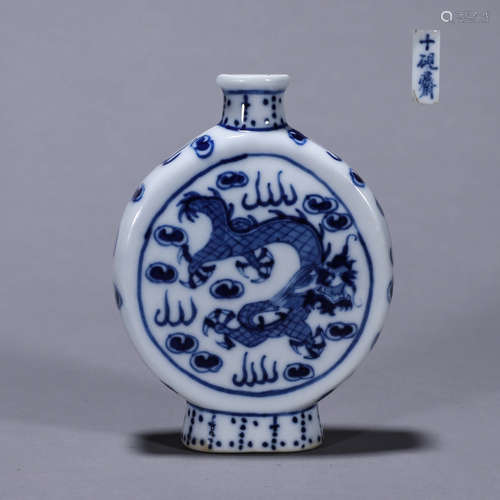 A blue and white cloud and dragon porcelain snuff bottle