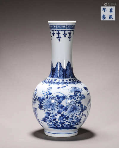 A blue and white flower porcelain vase