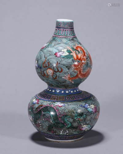 A famille rose cloud and dragon porcelain gourd-shaped vase