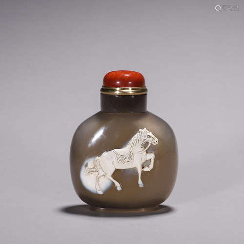 A horse patterned agate snuff bottle