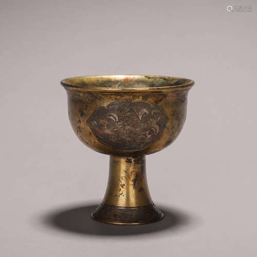 A flower patterned gilding copper cup