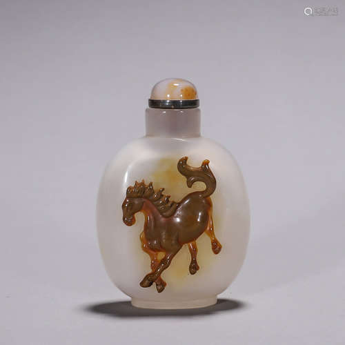 A horse patterned agate snuff bottle