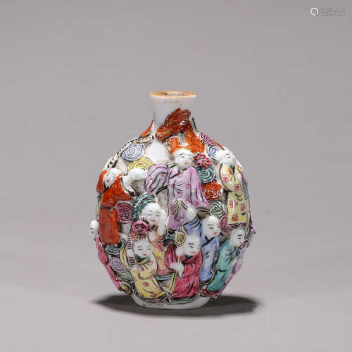 A famille rose figure porcelain snuff bottle