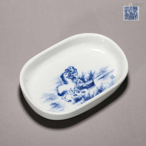 A blue and white horse porcelain brush set