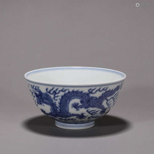 A blue and white cloud and dragon porcelain bowl