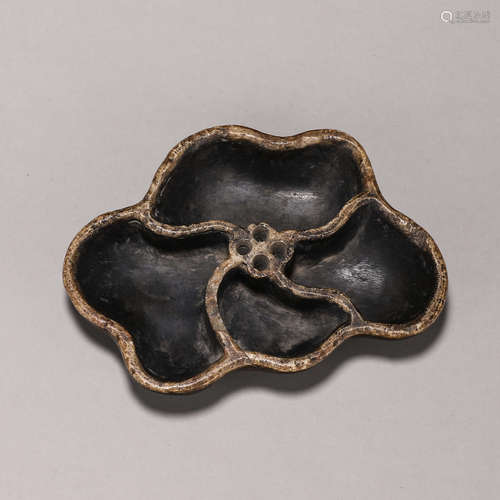 A flower shaped stone brush set