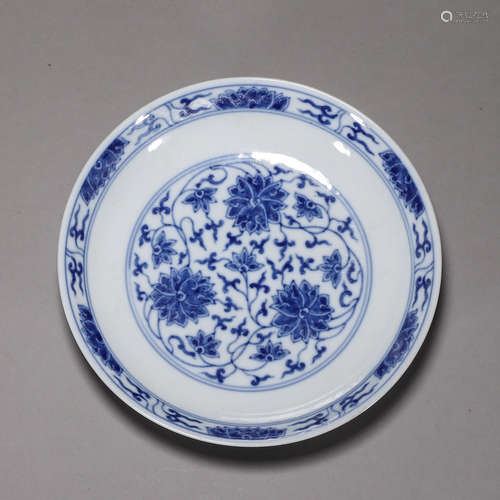 A blue and white interlocking flower porcelain plate