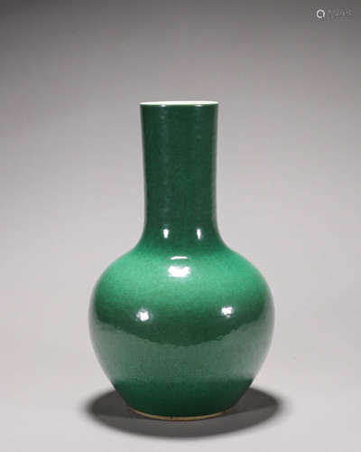 A green glazed porcelain tianqiuping