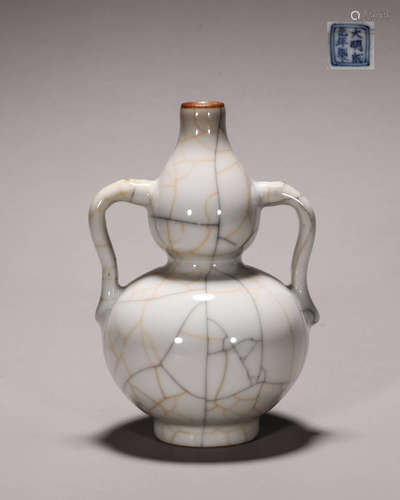 A double-eared gourd-shaped ge kiln glazed porcelain vase