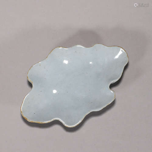 A celeste glazed porcelain cloud shaped brush set