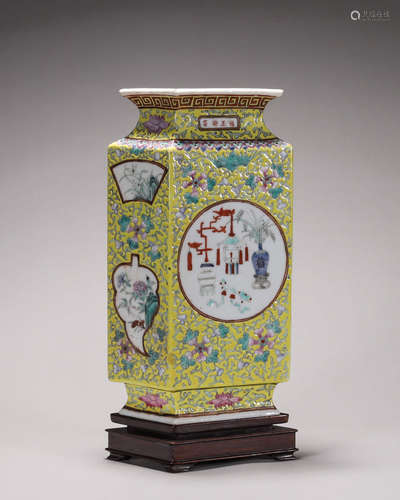 A famille rose flower porcelain squared vase