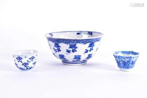 A Chinese blue & white petal moulded bowl