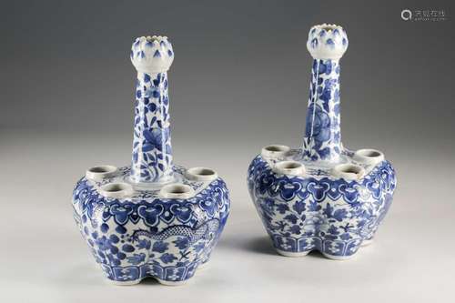 A pair of Chinese blue & white quintal bulb vases