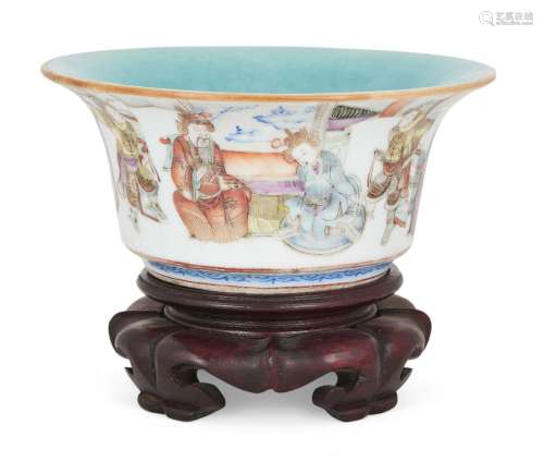Un bol en porcelaine chinoise de la famille rose, marque Ton...