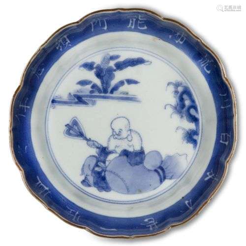Un plat en porcelaine japonaise bleu et blanc, 18ème/début 1...