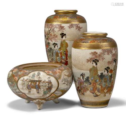 Une paire de vases miniatures Satsuma et un encensoir, 19ème...