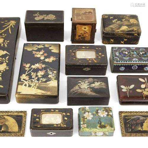 Onze boîtes japonaises et une paire de panneaux en laque, pé...