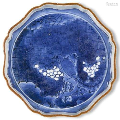 Un plat en porcelaine japonaise Arita bleu et blanc, vers 16...