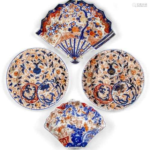 Quatre plats Imari en porcelaine japonaise, période Meiji, d...