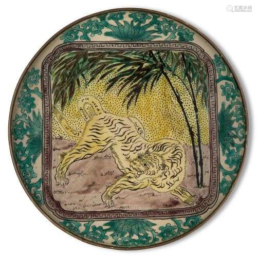 Un plat japonais Kutani, 19e siècle, peint d'un tigre rôdant...