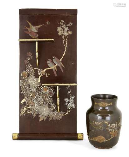 Un vase japonais en bronze et une étagère en laque, fin du 1...