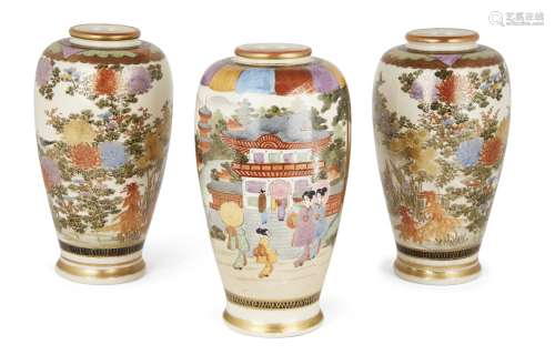 Trois vases Satsuma, fin du 19ème siècle, une paire décorée ...