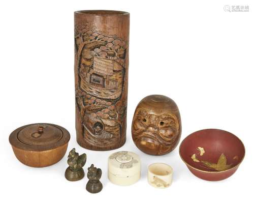 Un petit groupe de pièces japonaises en bois et en ivoire, d...