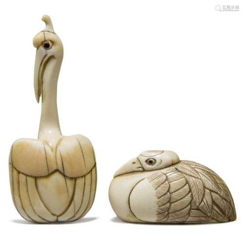 Une paire de netsuke de grues japonaises en ivoire, fin 19e-...