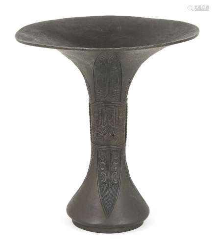 Un vase trompette japonais en bronze, période Meiji, avec un...