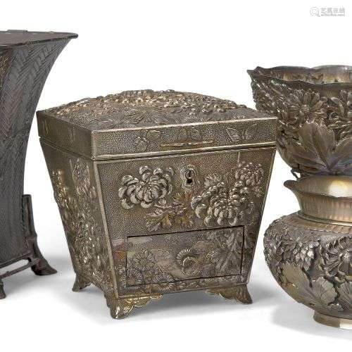 Quatre pièces d'argenterie japonaise, période Meiji, un vase...
