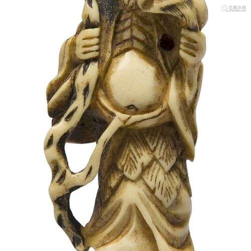 Un netsuke japonais en bois de cerf, 19ème siècle, sculpté c...